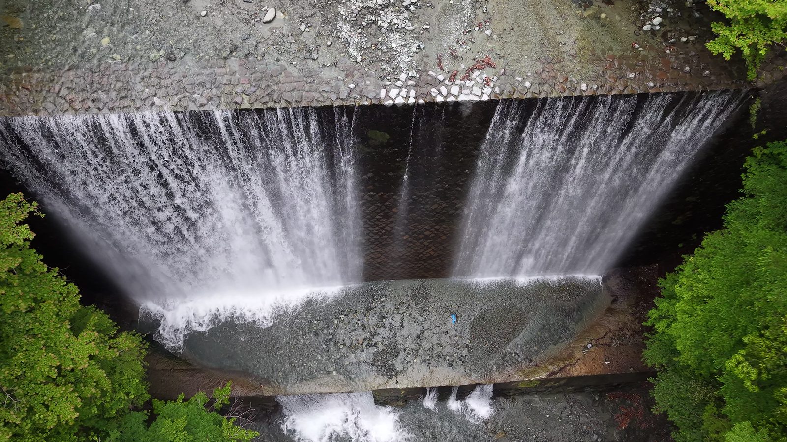 LUT適用前の空撮。堰堤の滝。白い水しぶきが飛び気味の状態